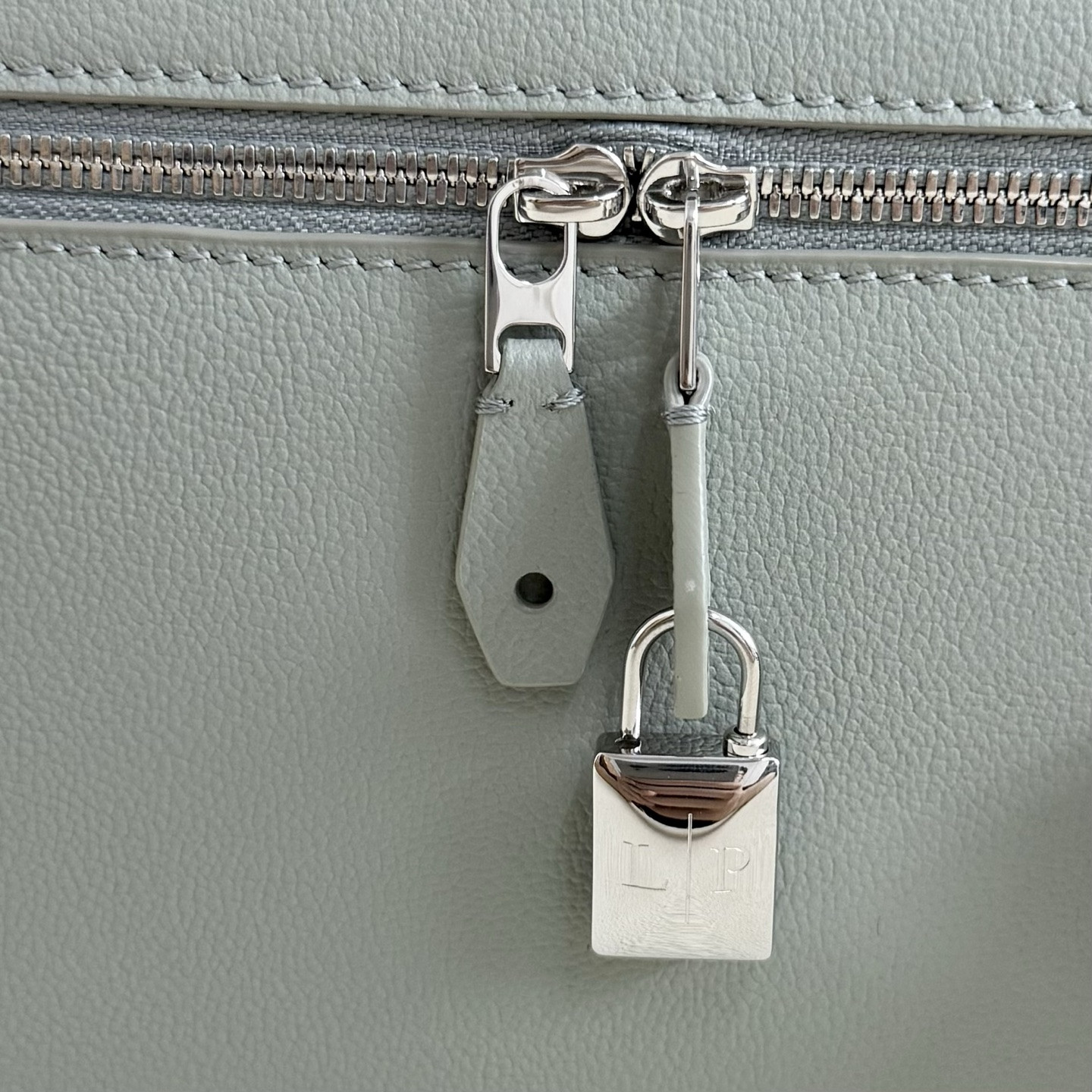 L**o p*ana extra pocket l27 calfskin 16x27x10cm