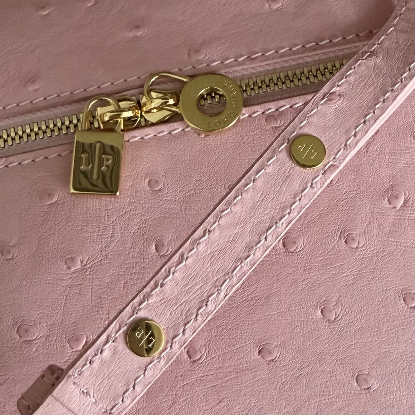 L**o p*ana extra pocket l27 ostrich-grained leather 16x27x10cm