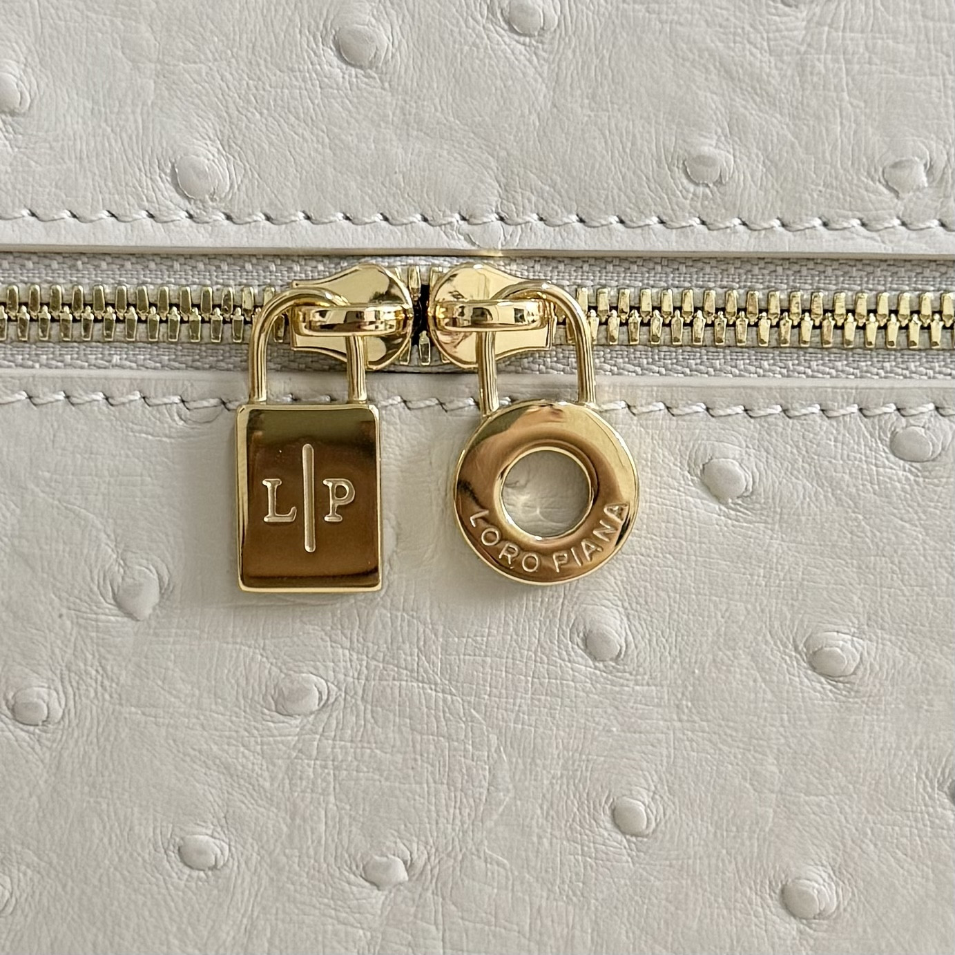 L**o p*ana extra pocket l27 ostrich-grained leather 16x27x10cm