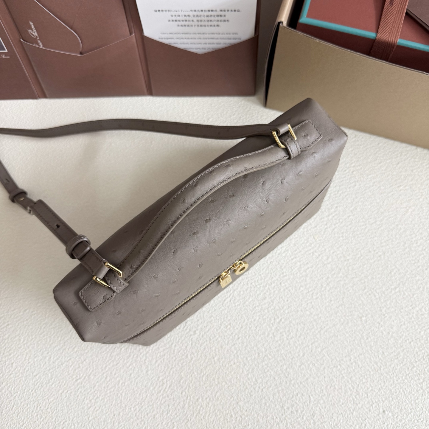 L**o p*ana extra pocket l27 ostrich-grained leather 16x27x10cm