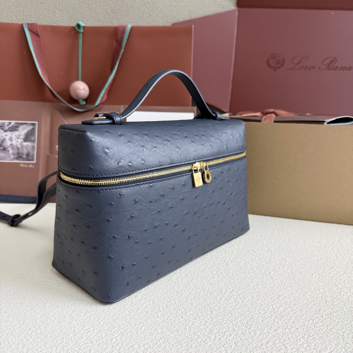 L**o p*ana extra pocket l27 ostrich-grained leather 16x27x10cm