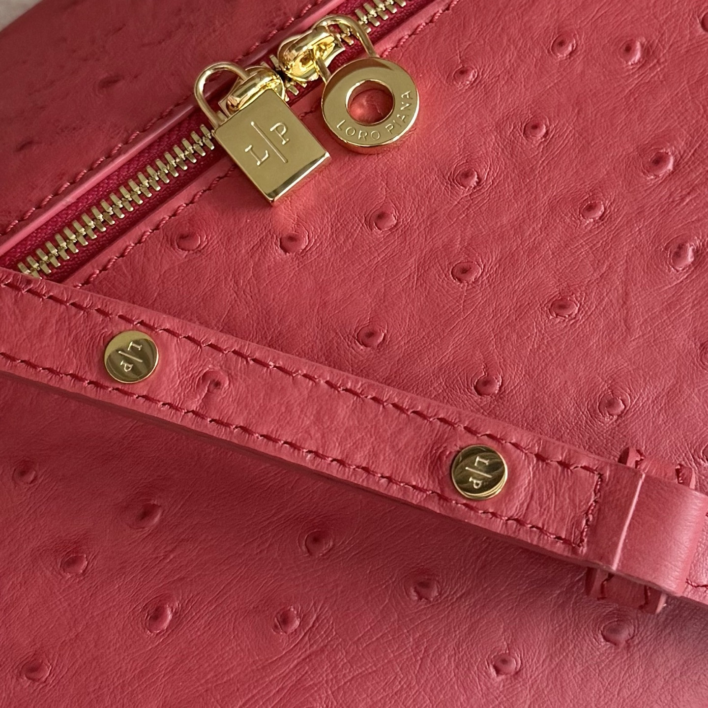 L**o p*ana extra pocket l27 ostrich-grained leather 16x27x10cm