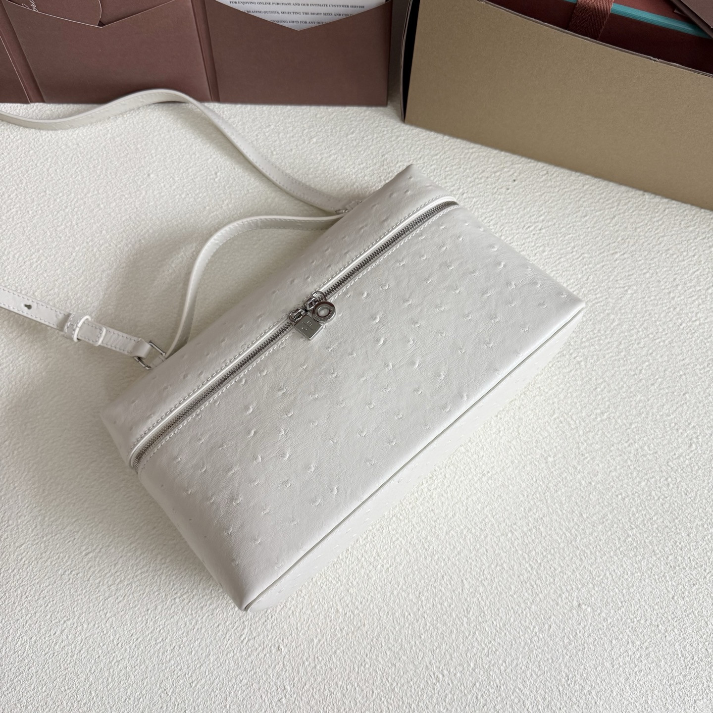L**o p*ana extra pocket l27 ostrich-grained leather 16x27x10cm